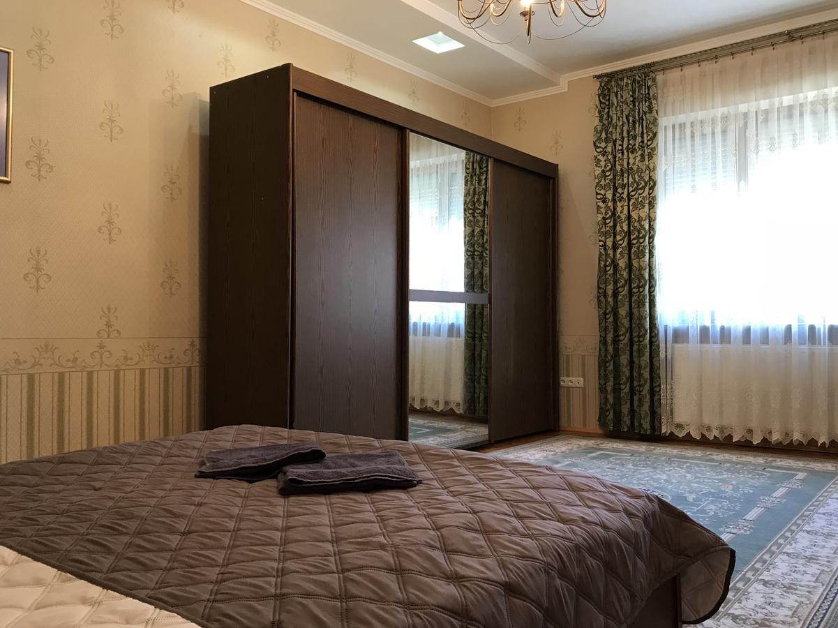 מוקצ'בה Large Apartment In The City Center מראה חיצוני תמונה